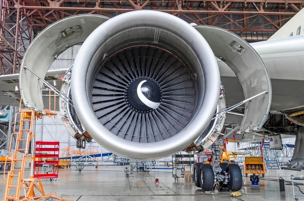 Réacteur d'avion en maintenance hangar aéronautique